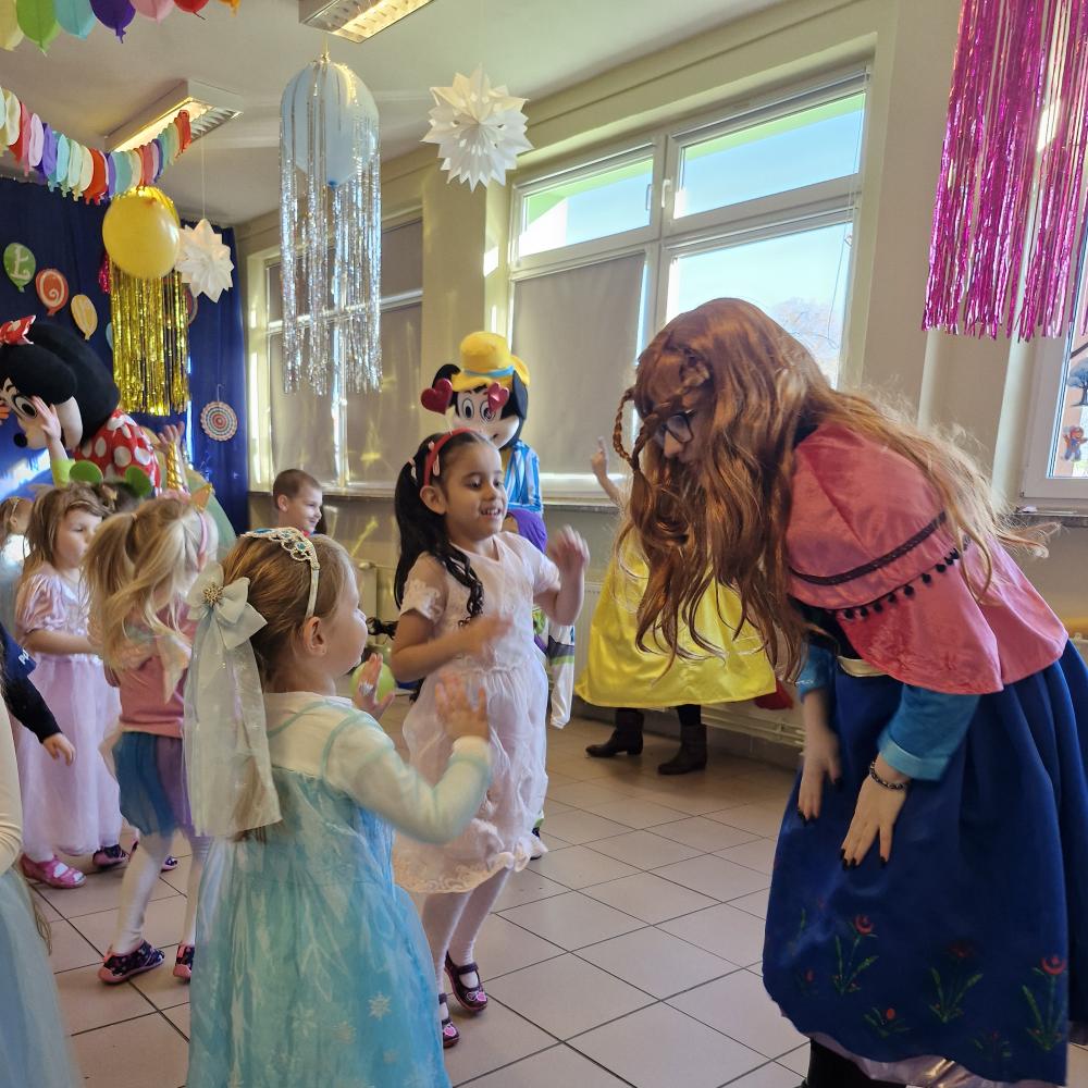 Sówki na balu karnawałowym