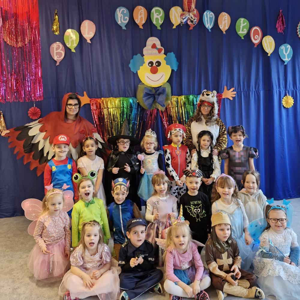 Sówki na balu karnawałowym