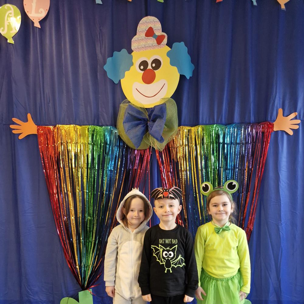 Sówki na balu karnawałowym