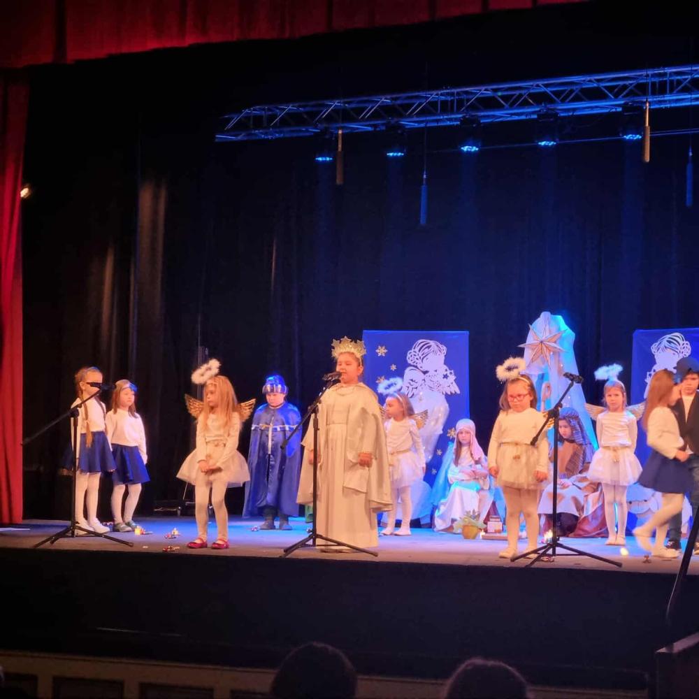 Sówki przedstawiają jasełka w Teatrze