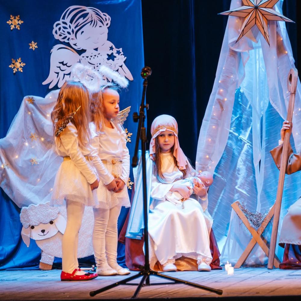 Sówki przedstawiają jasełka w Teatrze