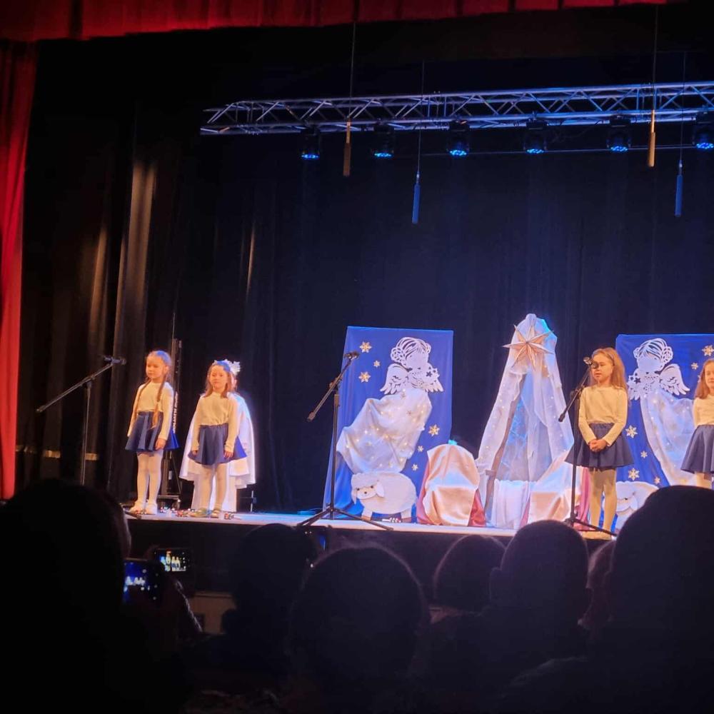 Sówki przedstawiają jasełka w Teatrze