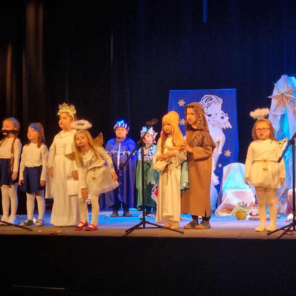 Sówki przedstawiają jasełka w Teatrze