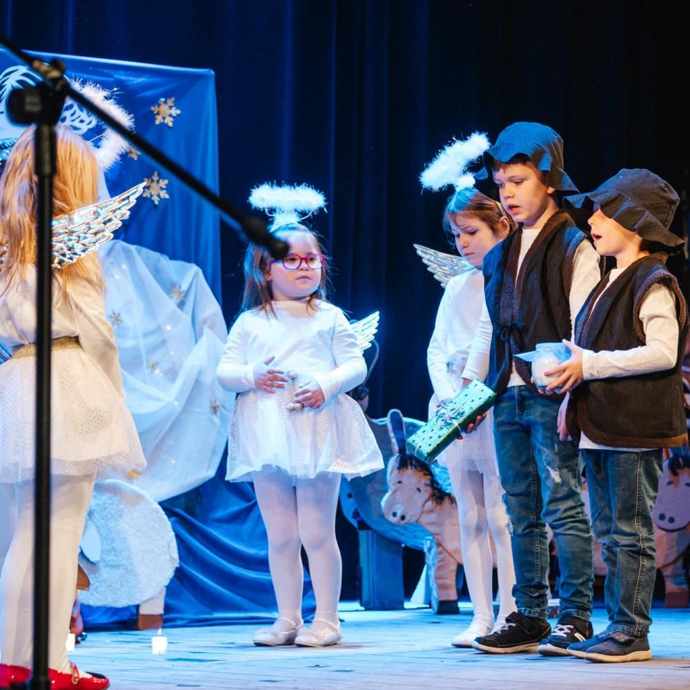 Sówki przedstawiają jasełka w Teatrze