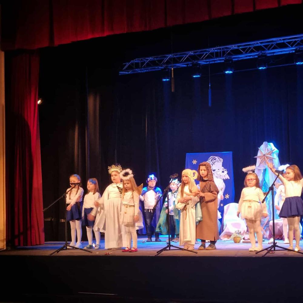 Sówki przedstawiają jasełka w Teatrze