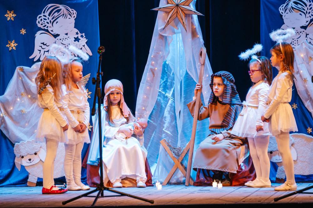 Sówki przedstawiają jasełka w Teatrze