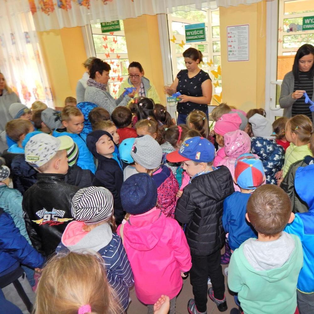 Sprzątamy świat. Sprzątaliśmy nasz ogród i najbliższy teren przy przedszkolu.