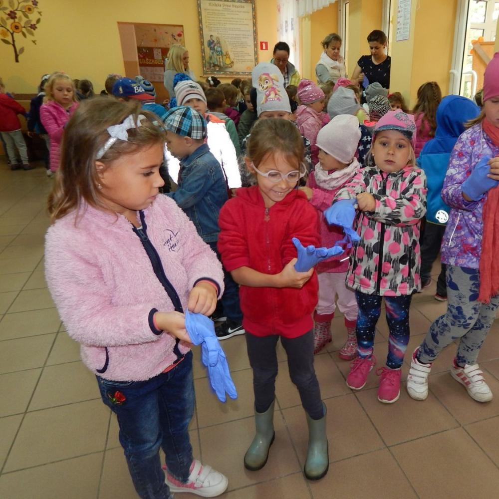 Sprzątamy świat. Sprzątaliśmy nasz ogród i najbliższy teren przy przedszkolu.