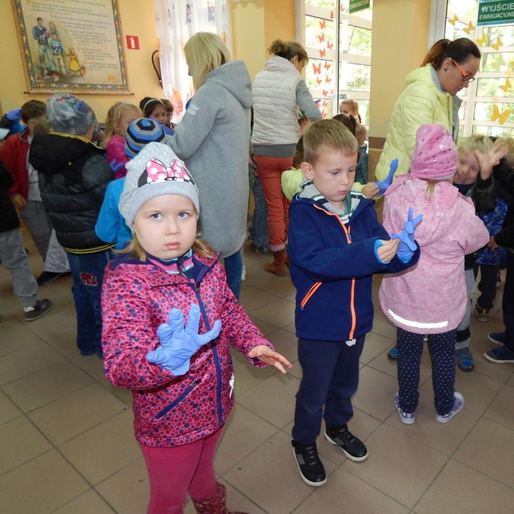 Sprzątamy świat. Sprzątaliśmy nasz ogród i najbliższy teren przy przedszkolu.