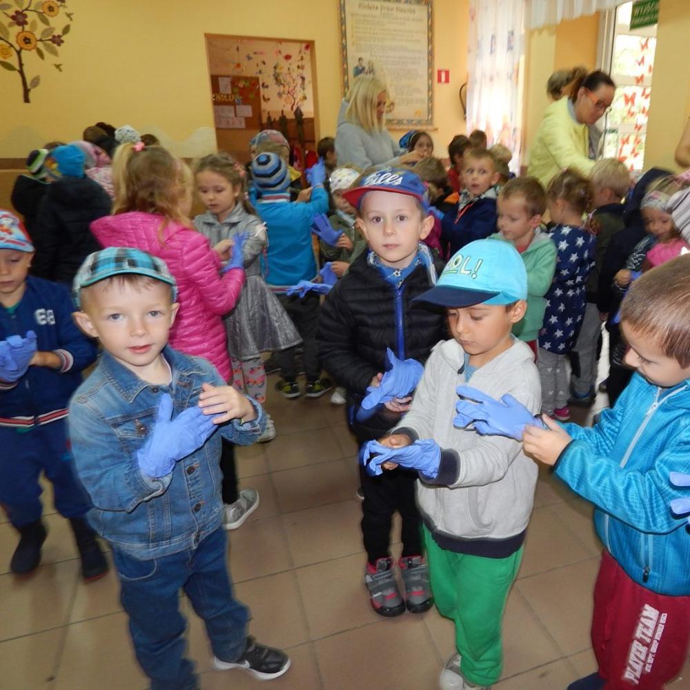 Sprzątamy świat. Sprzątaliśmy nasz ogród i najbliższy teren przy przedszkolu.