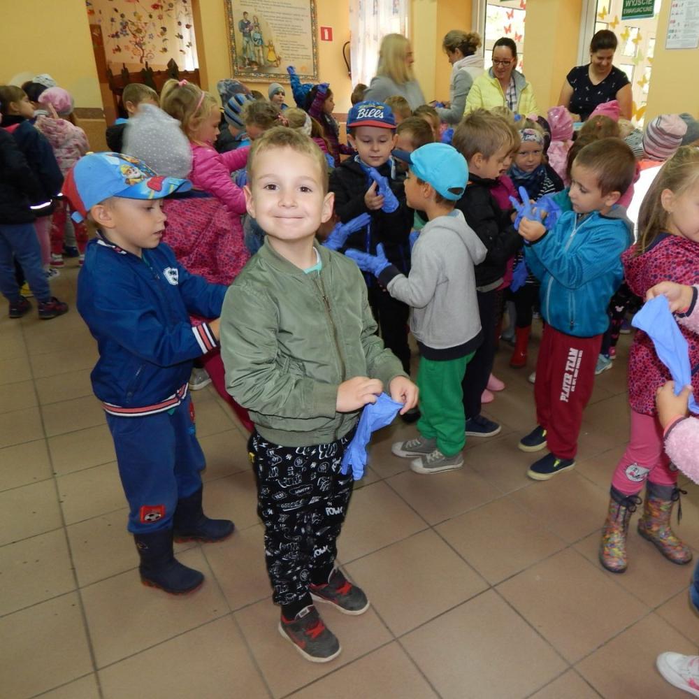 Sprzątamy świat. Sprzątaliśmy nasz ogród i najbliższy teren przy przedszkolu.