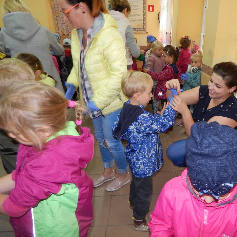 Sprzątamy świat. Sprzątaliśmy nasz ogród i najbliższy teren przy przedszkolu.