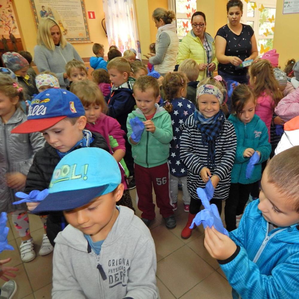 Sprzątamy świat. Sprzątaliśmy nasz ogród i najbliższy teren przy przedszkolu.