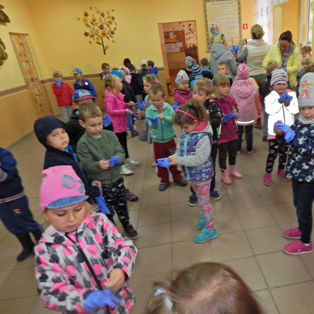 Sprzątamy świat. Sprzątaliśmy nasz ogród i najbliższy teren przy przedszkolu.