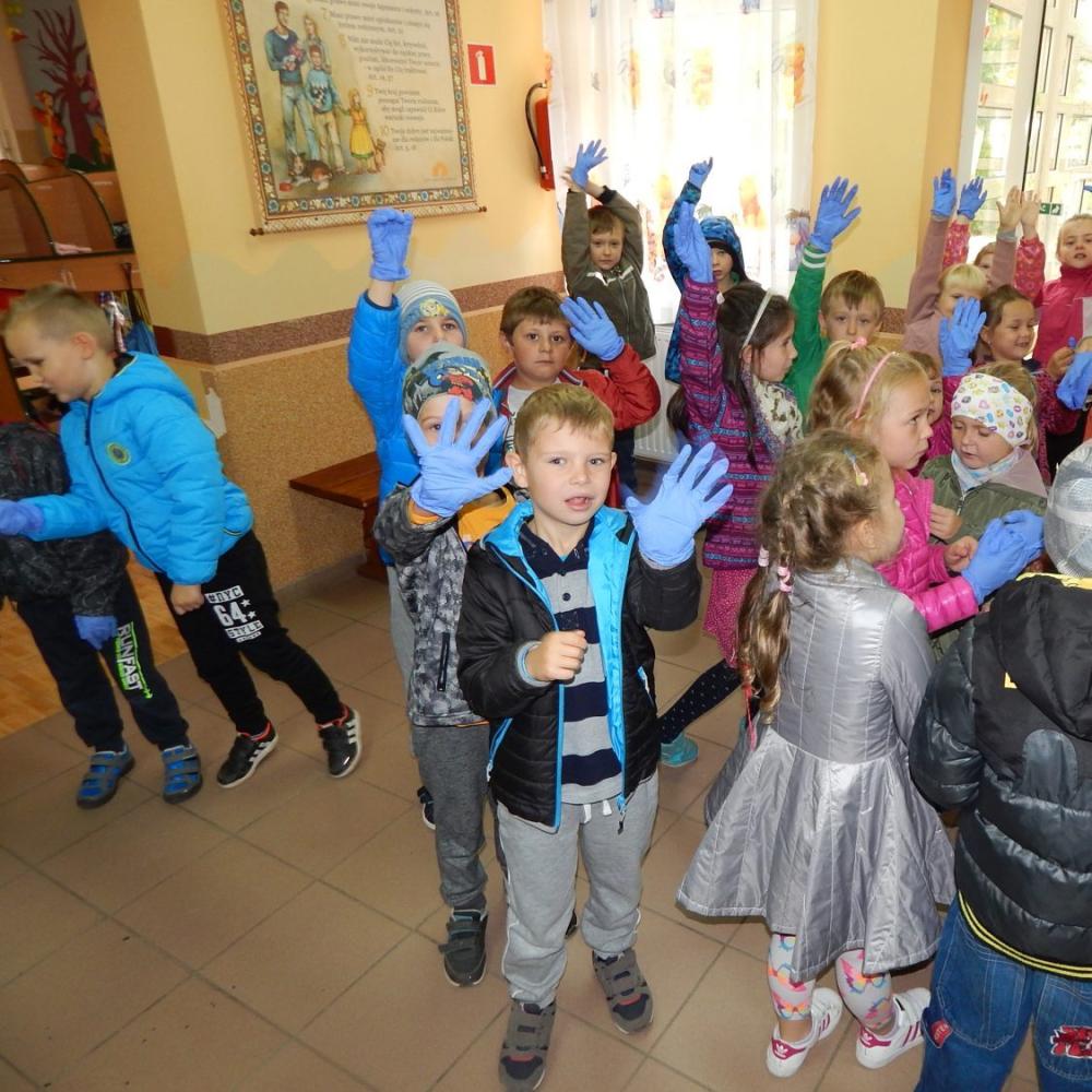 Sprzątamy świat. Sprzątaliśmy nasz ogród i najbliższy teren przy przedszkolu.