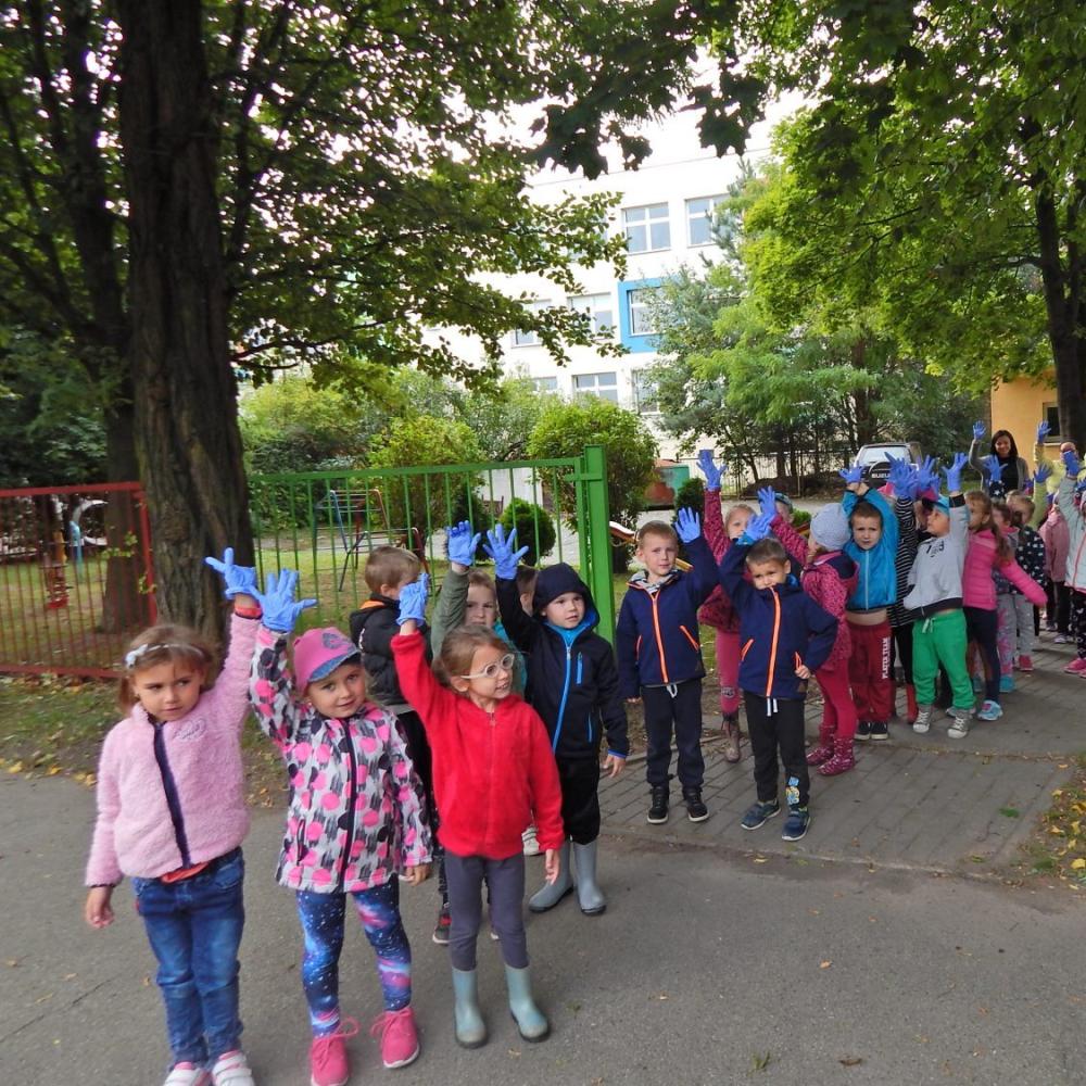 Sprzątamy świat. Sprzątaliśmy nasz ogród i najbliższy teren przy przedszkolu.