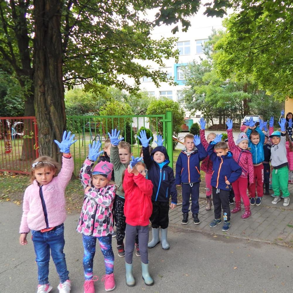 Sprzątamy świat. Sprzątaliśmy nasz ogród i najbliższy teren przy przedszkolu.