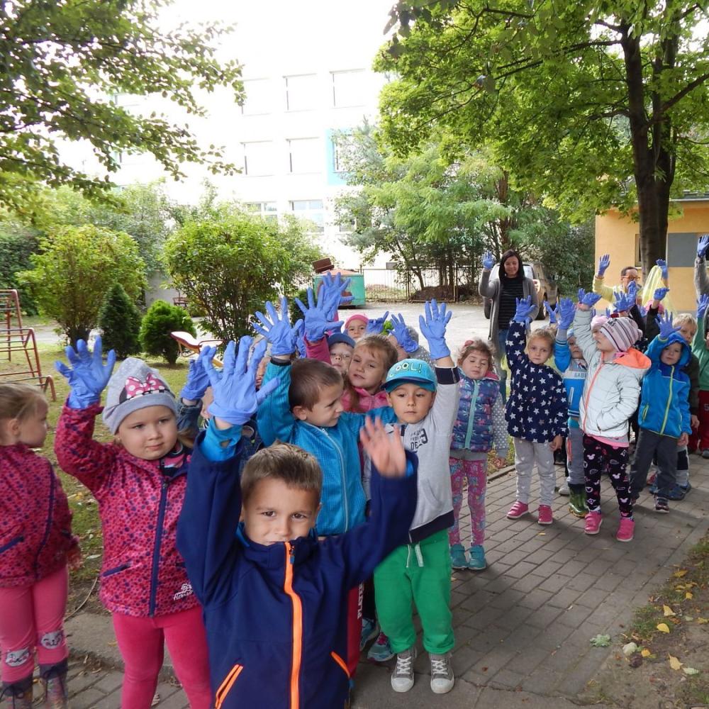 Sprzątamy świat. Sprzątaliśmy nasz ogród i najbliższy teren przy przedszkolu.