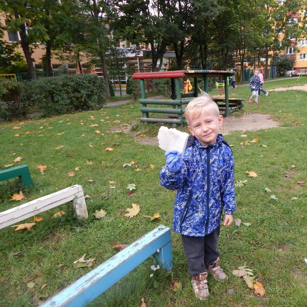 Sprzątamy świat. Sprzątaliśmy nasz ogród i najbliższy teren przy przedszkolu.