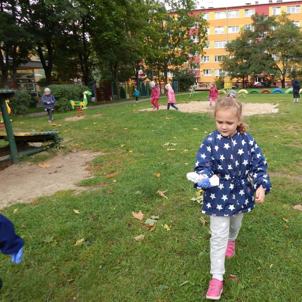 Sprzątamy świat. Sprzątaliśmy nasz ogród i najbliższy teren przy przedszkolu.