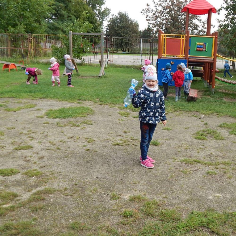 Sprzątamy świat. Sprzątaliśmy nasz ogród i najbliższy teren przy przedszkolu.