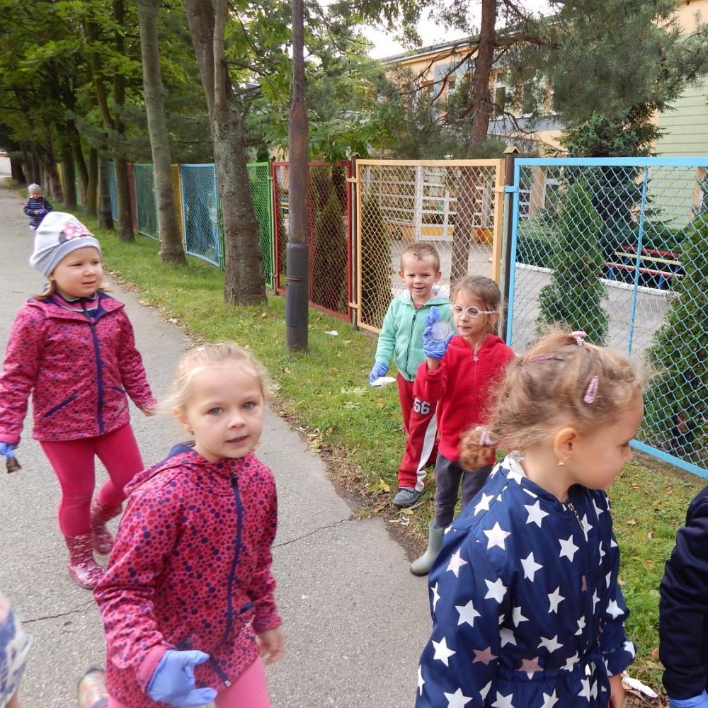 Sprzątamy świat. Sprzątaliśmy nasz ogród i najbliższy teren przy przedszkolu.