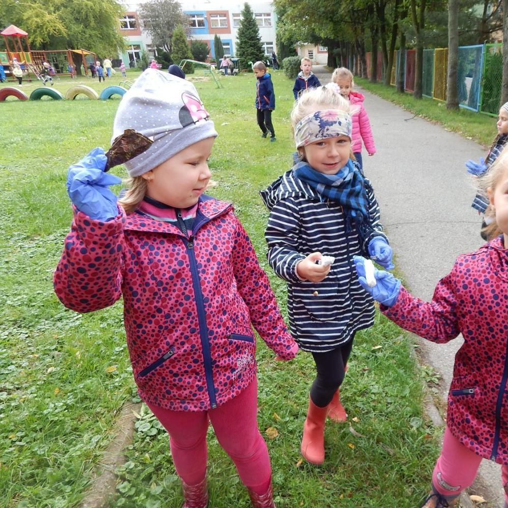 Sprzątamy świat. Sprzątaliśmy nasz ogród i najbliższy teren przy przedszkolu.
