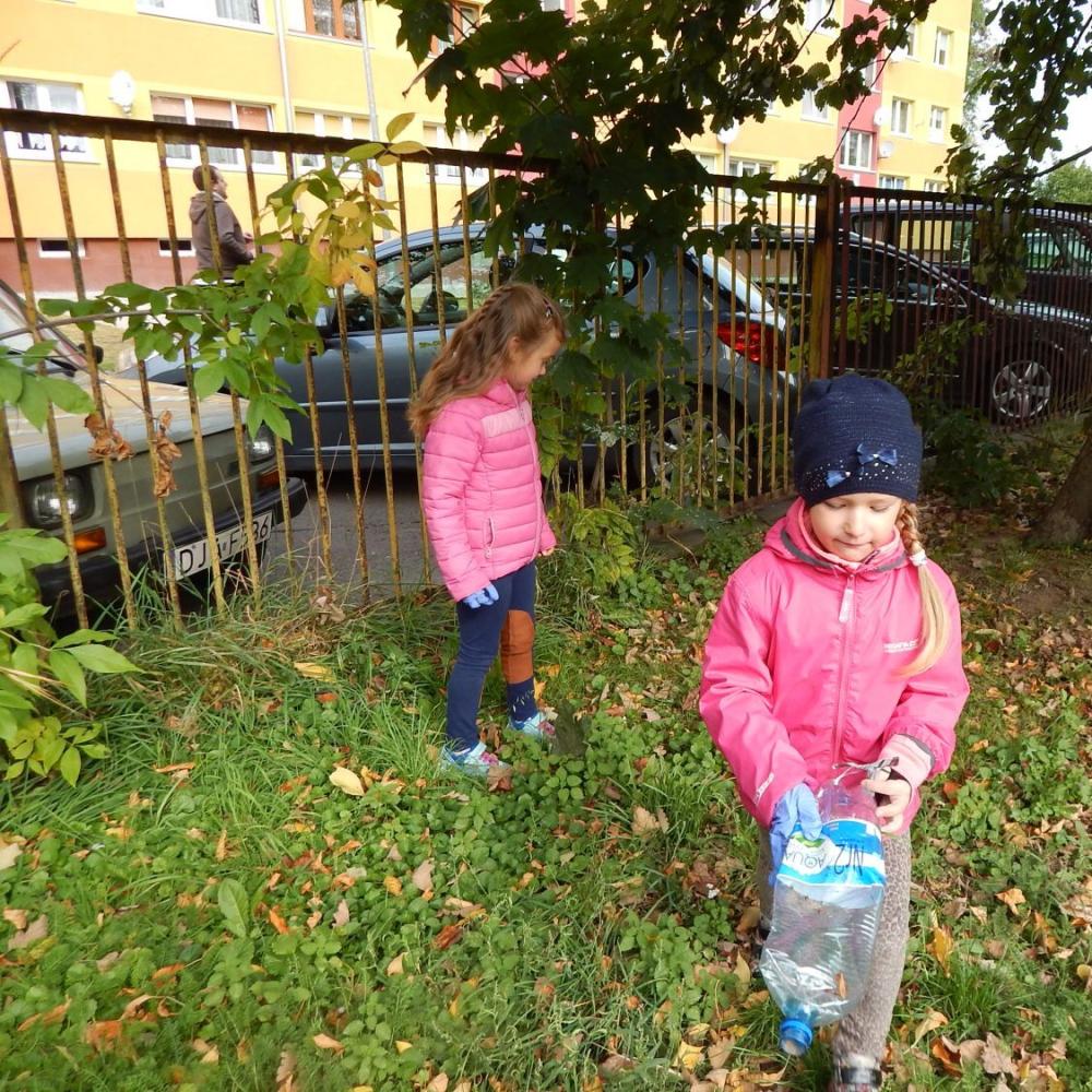 Sprzątamy świat. Sprzątaliśmy nasz ogród i najbliższy teren przy przedszkolu.