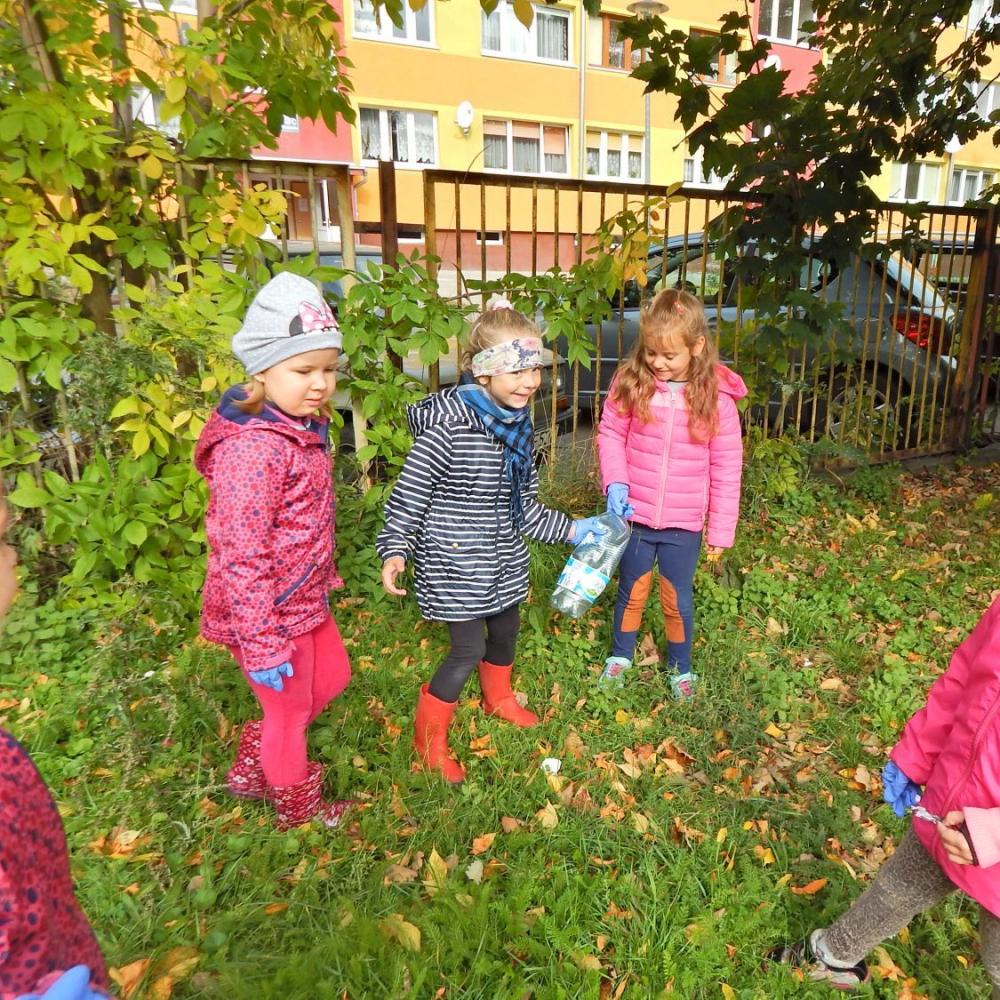 Sprzątamy świat. Sprzątaliśmy nasz ogród i najbliższy teren przy przedszkolu.