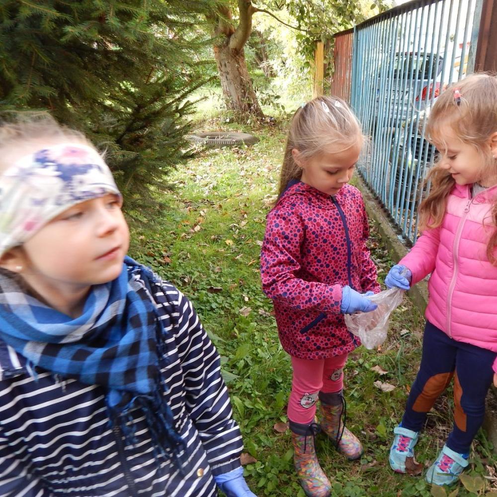 Sprzątamy świat. Sprzątaliśmy nasz ogród i najbliższy teren przy przedszkolu.