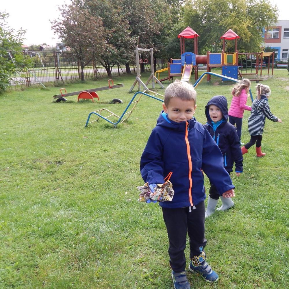 Sprzątamy świat. Sprzątaliśmy nasz ogród i najbliższy teren przy przedszkolu.