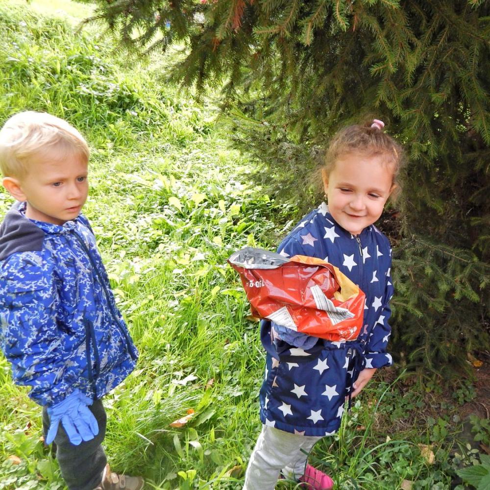 Sprzątamy świat. Sprzątaliśmy nasz ogród i najbliższy teren przy przedszkolu.
