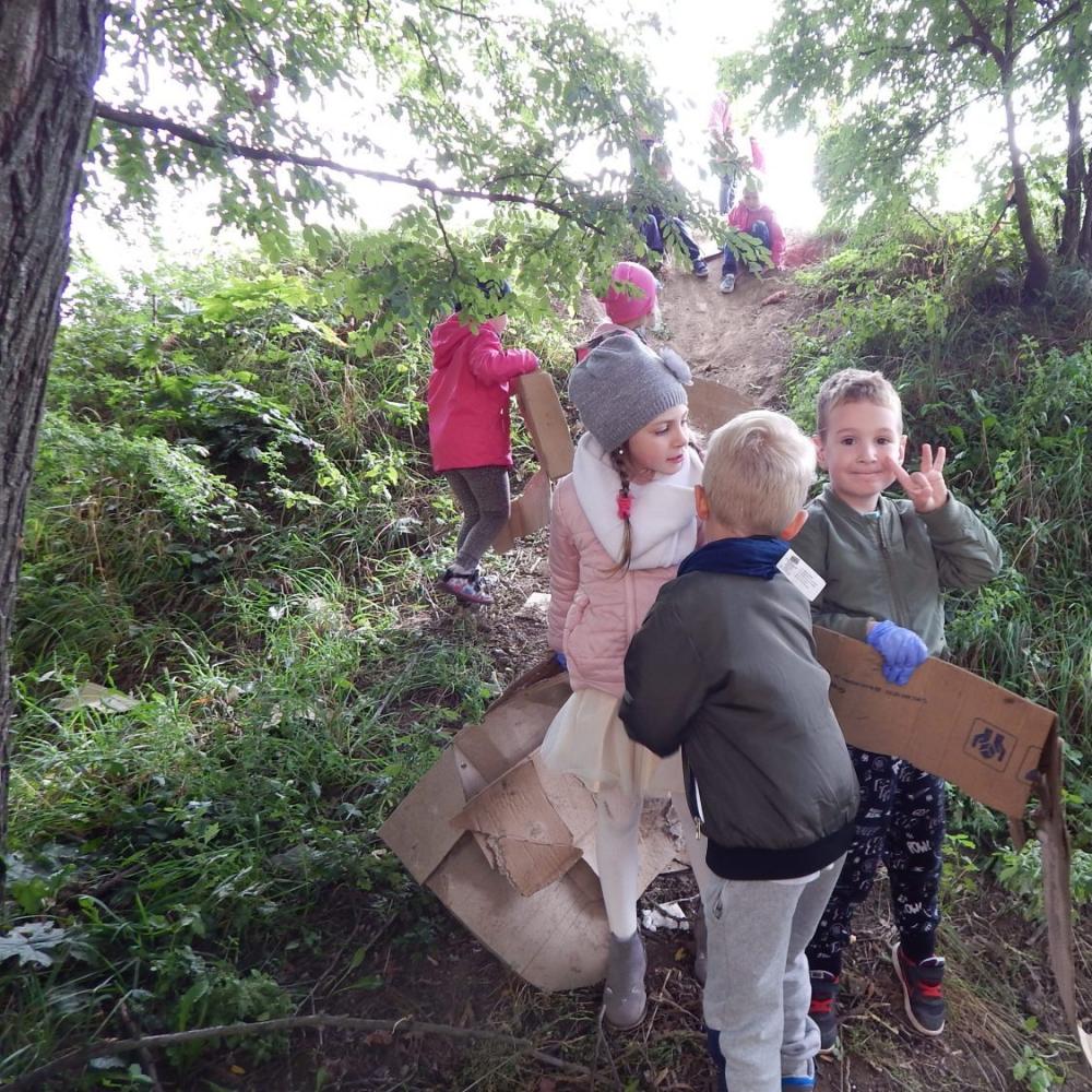 Sprzątamy świat. Sprzątaliśmy nasz ogród i najbliższy teren przy przedszkolu.