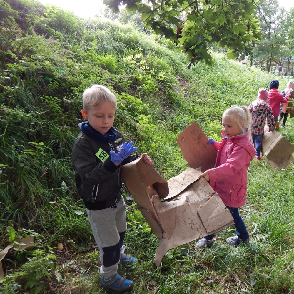 Sprzątamy świat. Sprzątaliśmy nasz ogród i najbliższy teren przy przedszkolu.