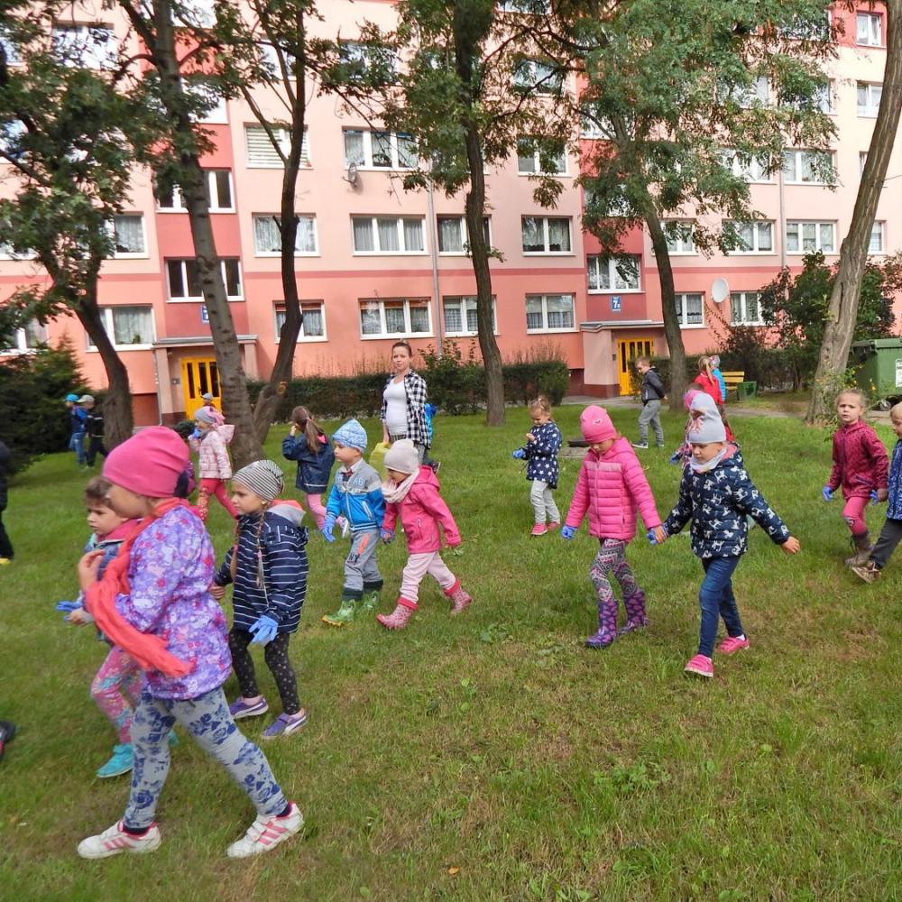 Sprzątamy świat. Sprzątaliśmy nasz ogród i najbliższy teren przy przedszkolu.