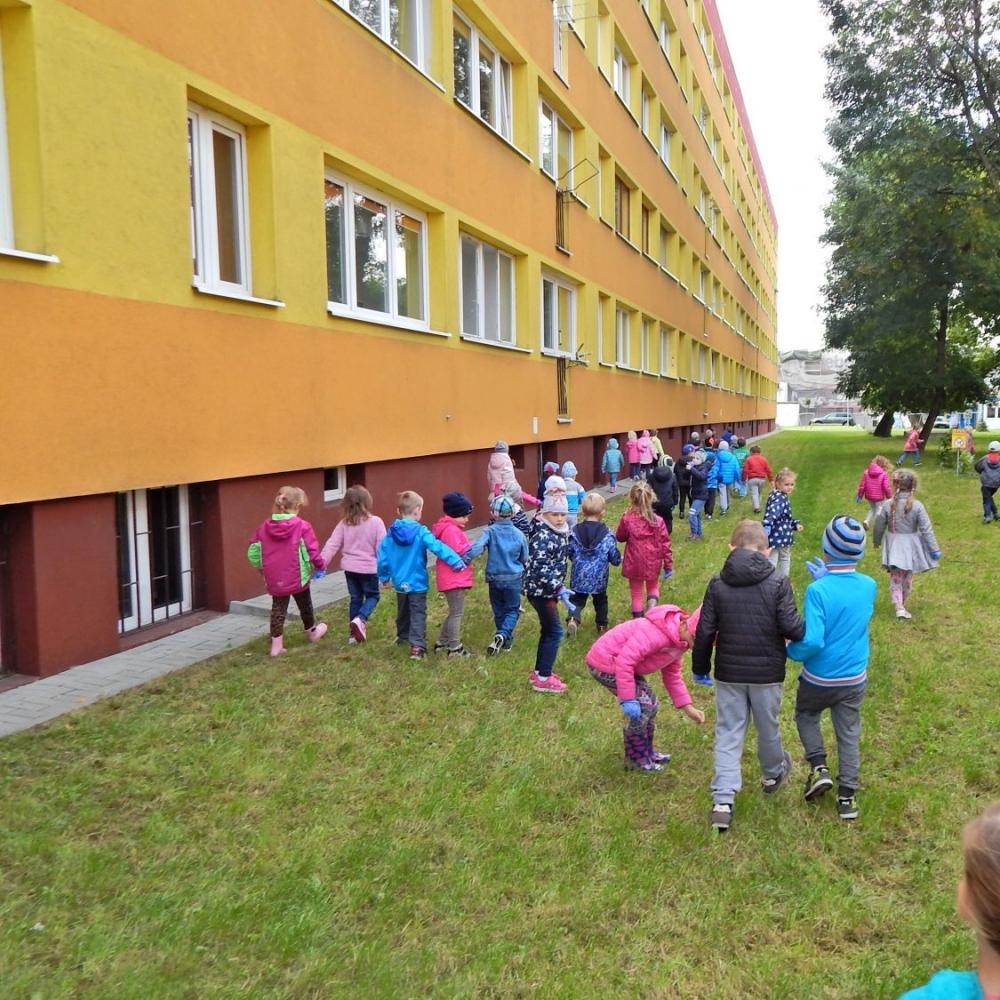 Sprzątamy świat. Sprzątaliśmy nasz ogród i najbliższy teren przy przedszkolu.