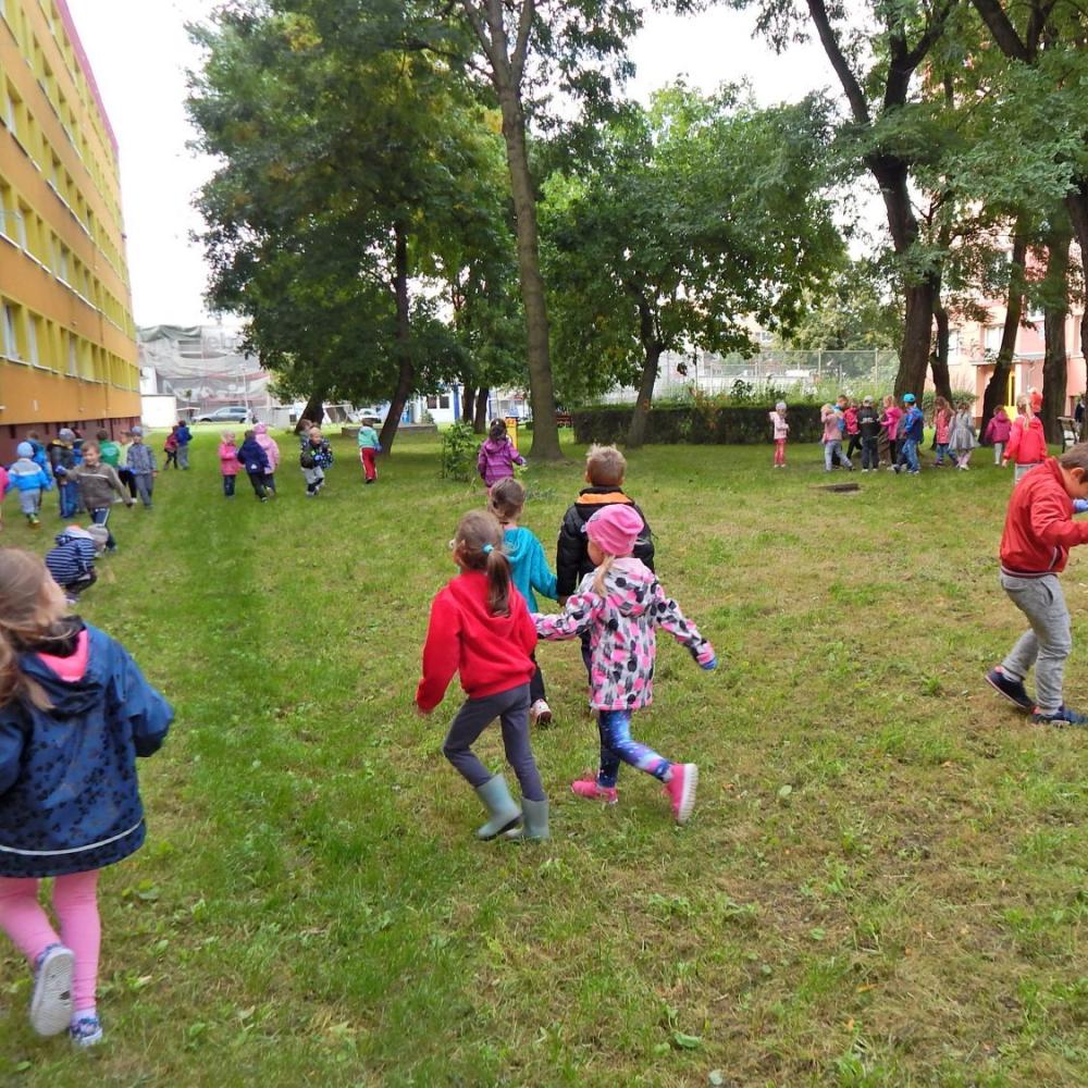 Sprzątamy świat. Sprzątaliśmy nasz ogród i najbliższy teren przy przedszkolu.