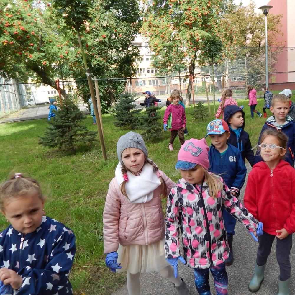 Sprzątamy świat. Sprzątaliśmy nasz ogród i najbliższy teren przy przedszkolu.