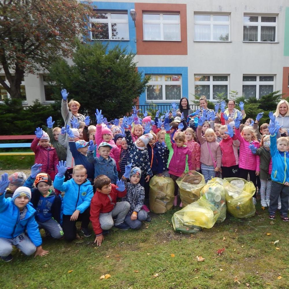 Sprzątamy świat. Sprzątaliśmy nasz ogród i najbliższy teren przy przedszkolu.