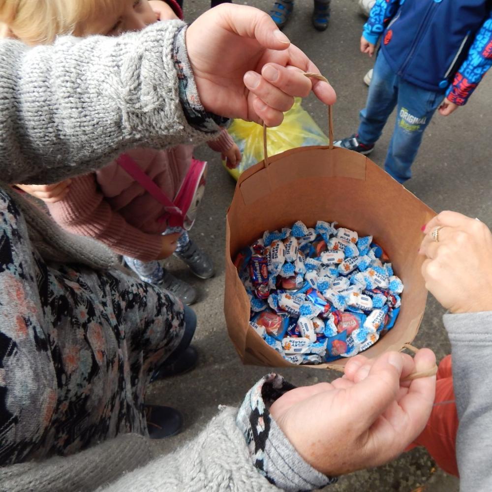 Sprzątamy świat. Sprzątaliśmy nasz ogród i najbliższy teren przy przedszkolu.