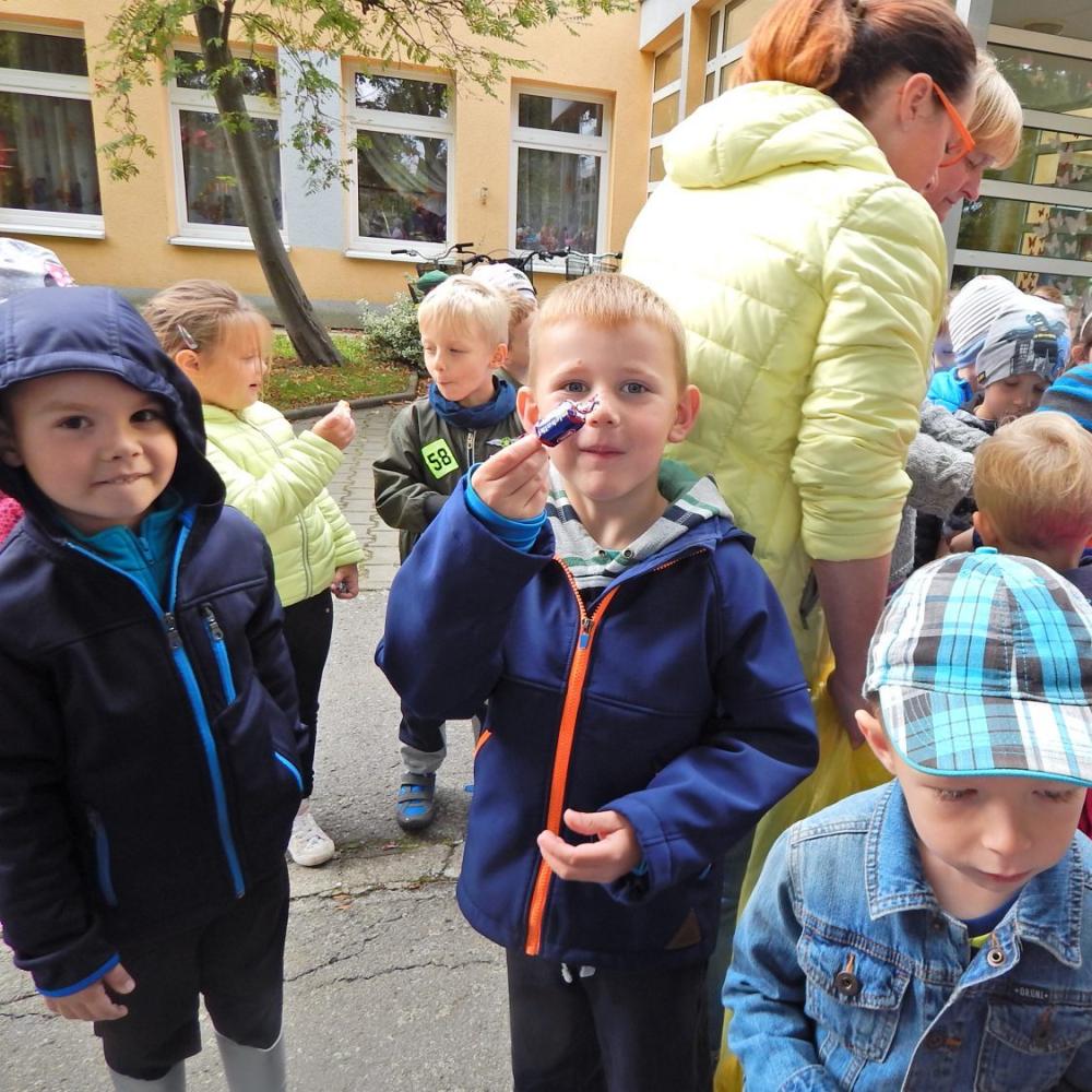 Sprzątamy świat. Sprzątaliśmy nasz ogród i najbliższy teren przy przedszkolu.