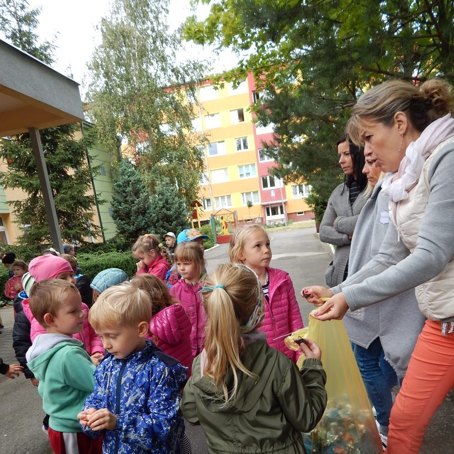 Sprzątamy świat. Sprzątaliśmy nasz ogród i najbliższy teren przy przedszkolu.